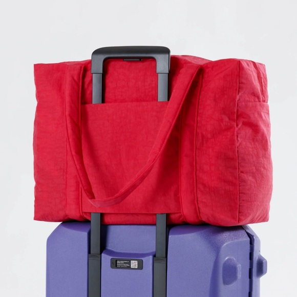 ✨BNWT - Baggu Cloud Carry-On - Candy Apple✨ - Picture 4 of 4